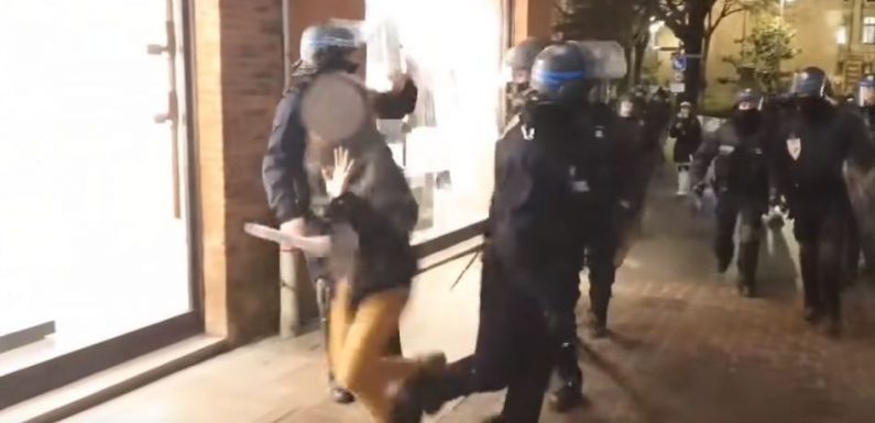 Le parquet de Toulouse a confirmé à France 3 Occitanie avoir ouvert une enquête sur le policier qui fait un croche pied à une manifestante. L’enquête a été confiée à l’IGPN.