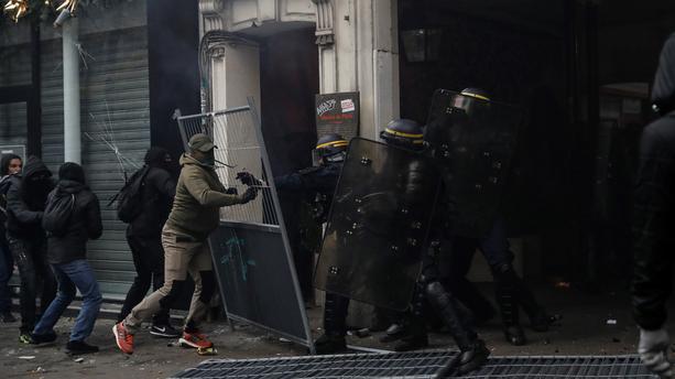 EN DIRECT – Violences policières contre des manifestants : les syndicats agacés par les remarques de Macron et Castaner