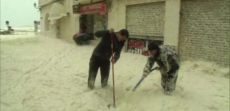 Espagne: une épaisse couche d’écume recouvre les rues de Tossa de Mar
