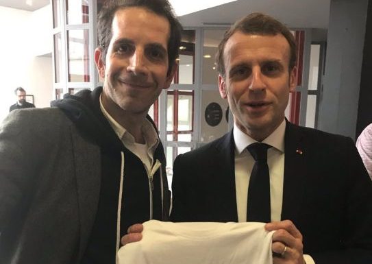 Emmanuel Macron : cette curieuse photo où il prend la pose avec un t-shirt dénonçant les violences policières