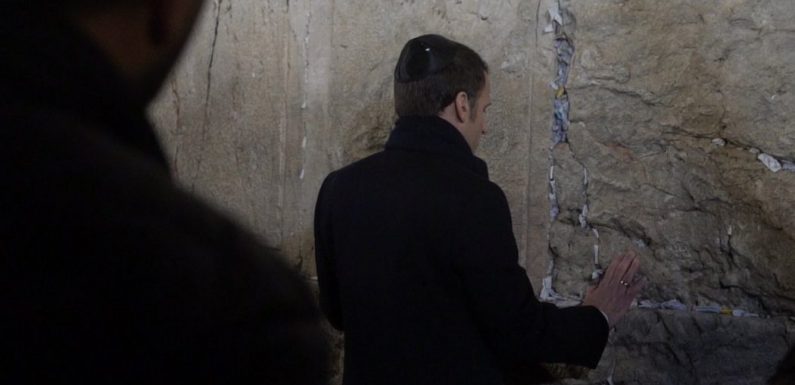 Emmanuel Macron se trompe en désignant le christianisme comme une “religion du livre”