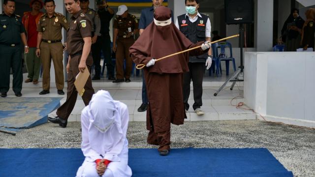 A Aceh, une brigade féminine chargée de flageller les femmes en vertu de la charia