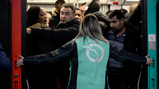 La grève a coûté plus d’un milliard d’euros à la RATP et à la SNCF, indique Matignon
