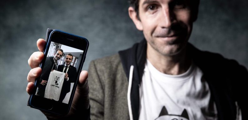 Macron pose avec un T-shirt anti-LBD : la classe politique réagit, les syndicats de policiers scandalisés