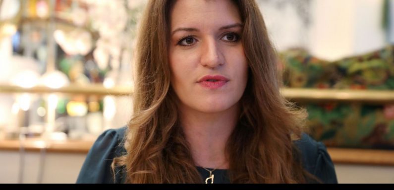 Paris – Marlène Schiappa quitte une réunion publique perturbée par des manifestants