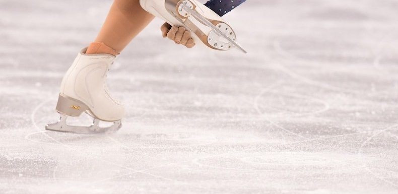 « Il se disait amoureux de moi » : trois anciennes patineuses dénoncent les abus sexuels de leurs entrâineurs