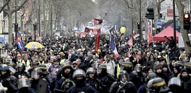 Des heurts éclatent dans la manif à Paris