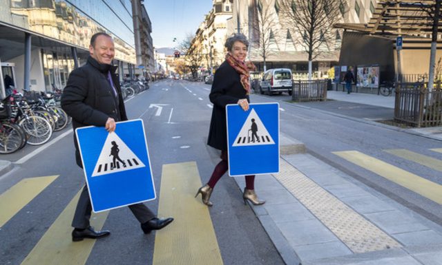 Egalité Genève féminise 250 panneaux de signalisation