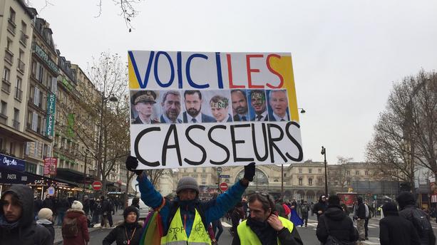 D’où viennent ces pancartes bleues, jaunes et rouges dans les cortèges ?