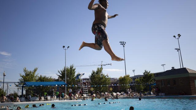 Selon une responsable indonésienne, les femmes pourraient tomber enceintes dans les piscines à cause du sperme des hommes