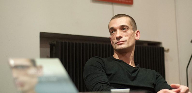 « Le pouvoir cherche à faire de moi un fou ou un criminel » : le cas de Piotr Pavlenski, artiste russe réfugié en France
