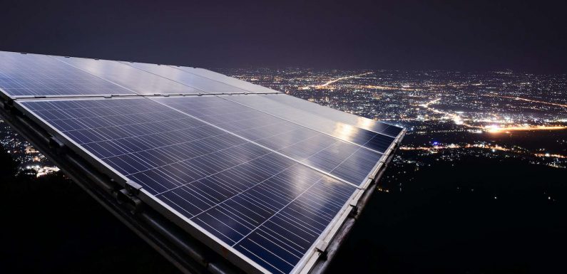 Des panneaux solaires qui génèrent de l’électricité la nuit
