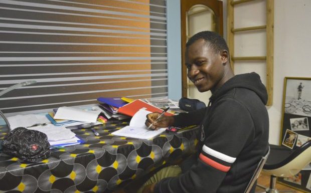 Samba, migrant de 16 ans, a pu retrouver une famille en Bretagne grâce à plusieurs associations