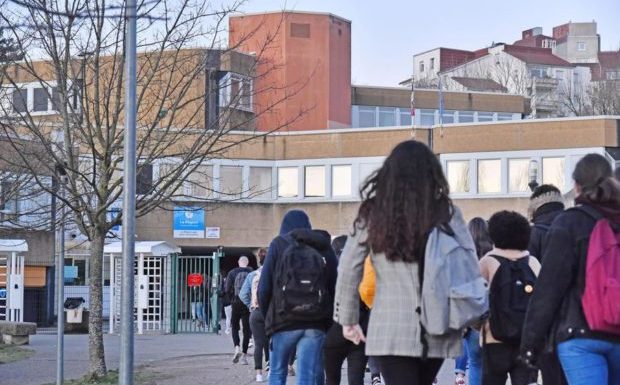 Affaire Mila : pour ses anciens camarades, « elle n’aurait jamais pu revenir au lycée (…) elle se serait fait tuer »