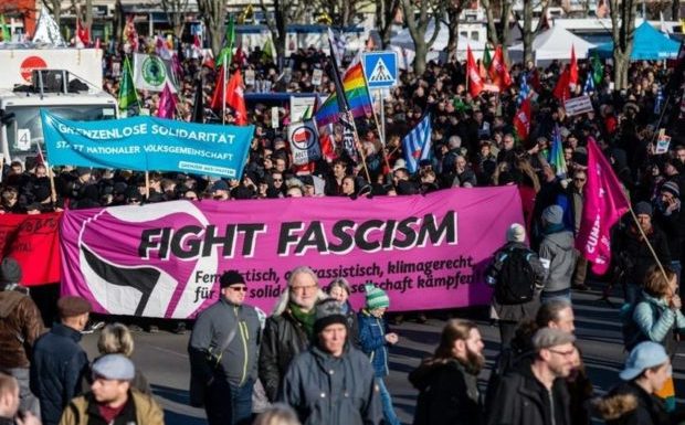 Allemagne : des milliers de manifestants en ex-RDA contre les « pactes » électoraux avec l’AfD