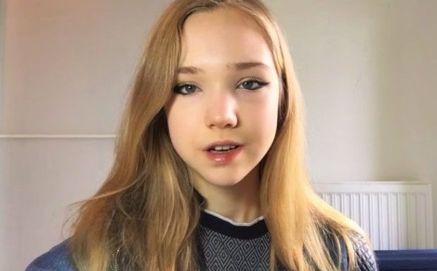 Naomi Seibt, 19 ans, l’anti-Greta Thunberg qui dénonce l’alarmisme climatique, l’immigration et le socialisme