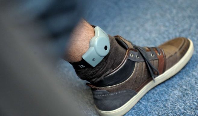 Jugé pour violences conjugales, il rejette la faute sur son bracelet électronique