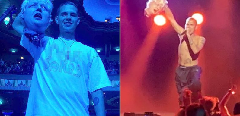 Londres : A peine élu « héro de l’année » aux NME awards, le rapper anti-brexit Slowthai, agresse la présentatrice et descend se battre dans la fosse