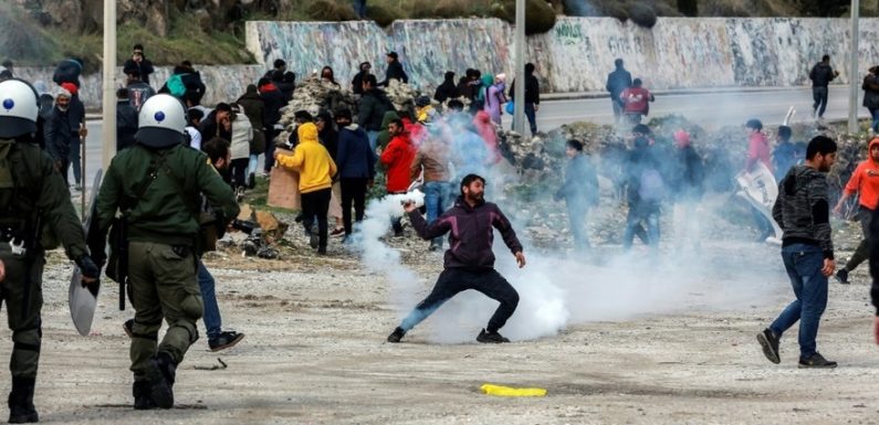 Grèce : 2.000 migrants protestent contre le durcissement de la politique d’immigration, affrontements avec la police
