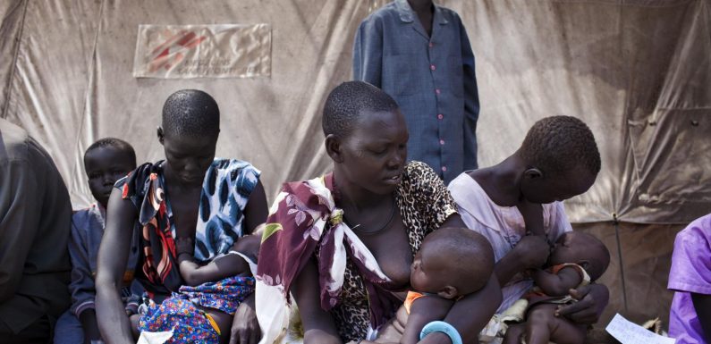 Dans certaines régions en Afrique des hommes se nourrissent au sein de leur épouse