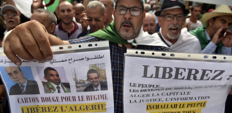 Algérie : une des figures du mouvement de contestation relaxée par la justice