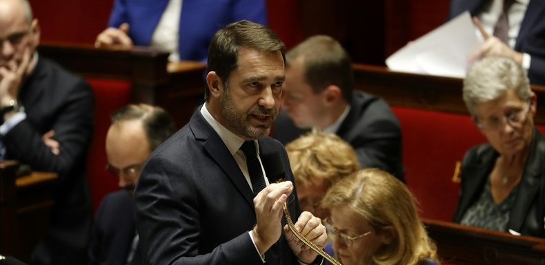 Etiquettes politiques aux municipales : Castaner abaisse le seuil aux villes de 3 500 habitants
