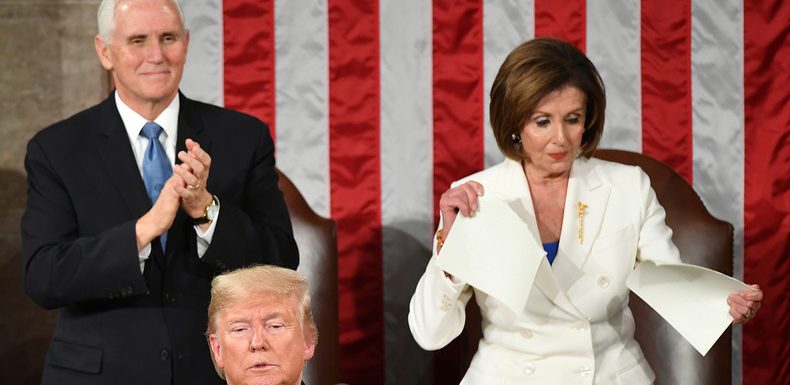 Dans le dos de Donald Trump, Nancy Pelosi déchire le discours sur l’état de Union