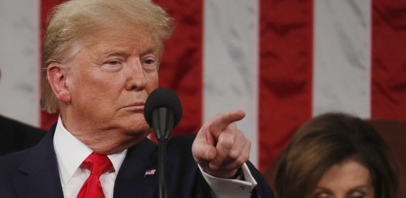 Une poignée de main esquivée, un discours déchiré… Retour sur l’oral de Trump devant le Congrès