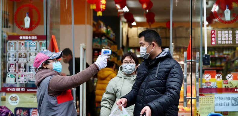 «Temps de guerre» : l’épidémie de coronavirus fait plus de 720 morts, dont un premier non Chinois