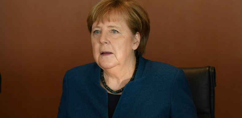 Allemagne : le gouvernement d’Angela Merkel fragilisé après des couacs avec la droite radicale