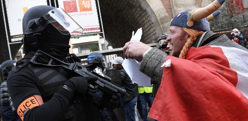 Des eurodéputés polonais comparent la police française à celle des «pays totalitaires»