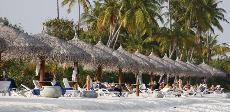 Tenue «inappropriée» : la police des Maldives arrête une touriste en bikini, puis s’excuse (VIDEO)