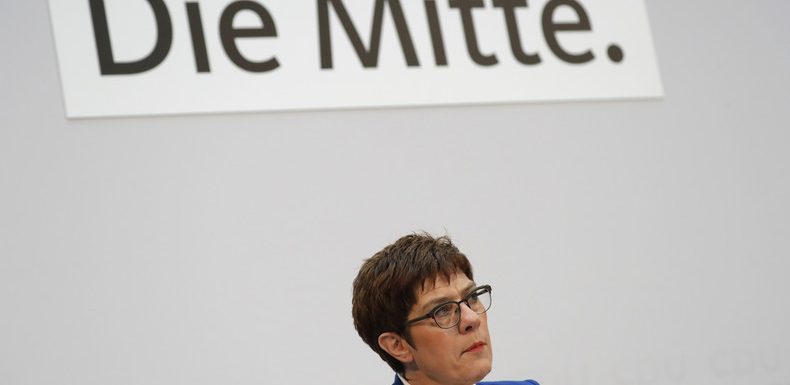 La dauphine désignée d’Angela Merkel jette l’éponge, la fin d’une ère politique en Allemagne ?