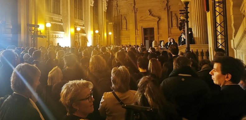Justice «en voie de clochardisation» : en assemblée, des avocats votent la poursuite de la grève