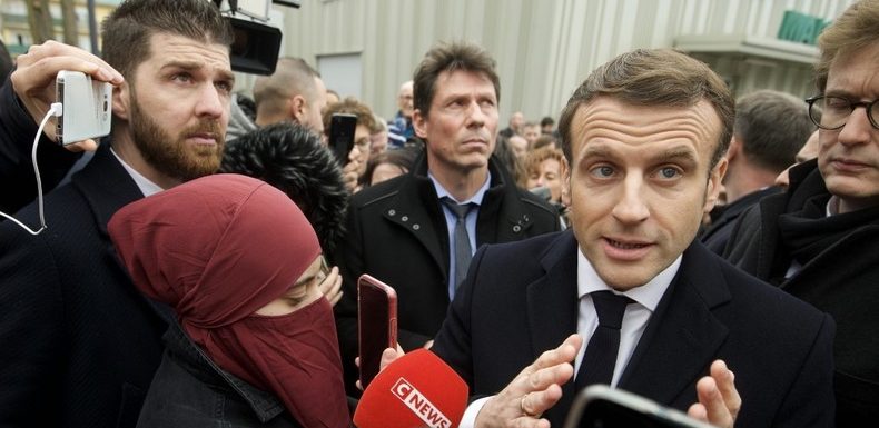 «Soumission»: des élus de droite s’indignent de la présence d’une femme en niqab aux côtés de Macron