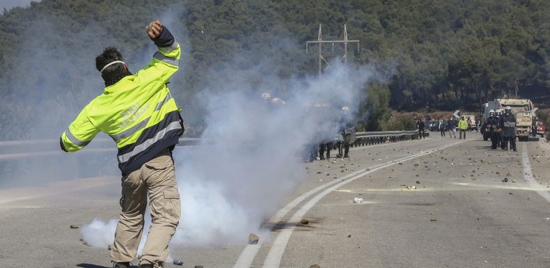 Grèce : heurts entre forces de l’ordre et manifestants opposés à l’installation de camps de migrants