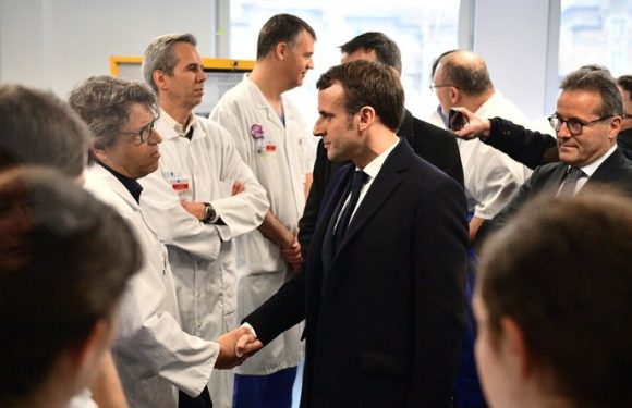 «Nous sommes au bout» : un médecin interpelle Macron lors de sa visite à la Pitié-Salpêtrière