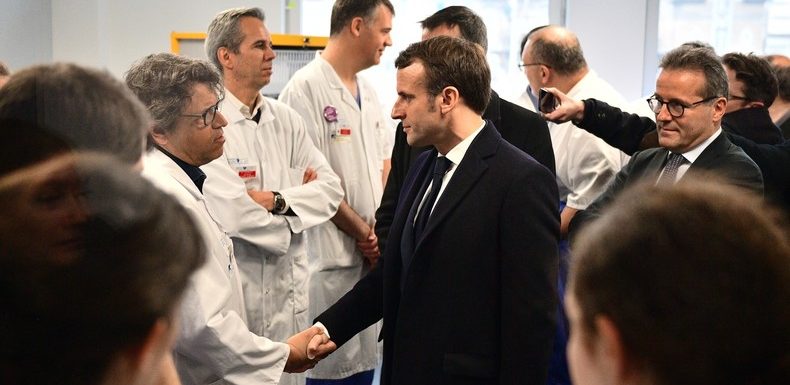 «Nous sommes au bout» : un médecin interpelle Macron lors de sa visite à la Pitié-Salpêtrière