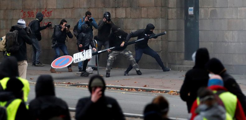 Black blocs et casseurs : les services de renseignements craignent un basculement vers le terrorisme