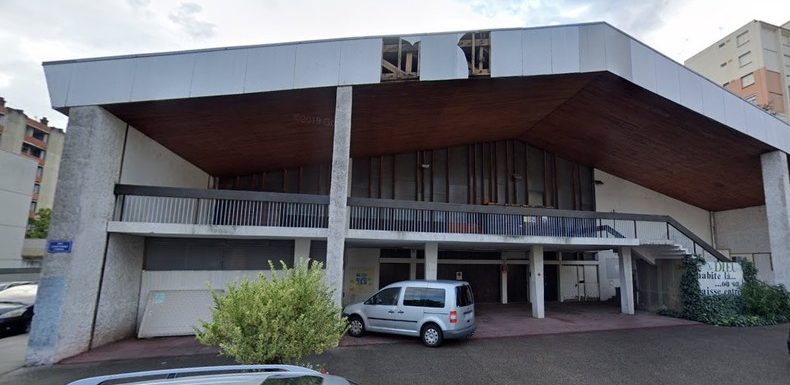 Réclamant des papiers, des migrants occupent une église grenobloise depuis une semaine