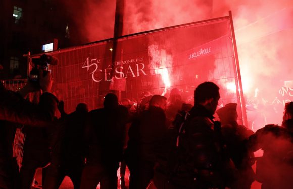 Cérémonie des César : une centaine de manifestants anti-Polanski rassemblés à proximité de Pleyel
