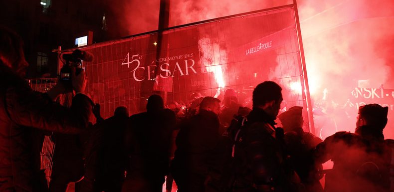 Cérémonie des César : une centaine de manifestants anti-Polanski rassemblés à proximité de Pleyel