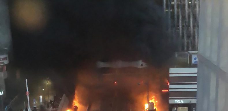 «Chaos», «racailles» : la droite réagit aux incendies en marge du concert d&rsquo;une star congolaise