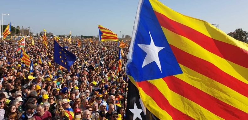A Perpignan, l’indépendantiste Carles Puigdemont rassemble des dizaines de milliers de partisans