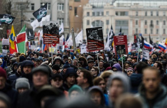 Moscou : des milliers de manifestants honorent la mémoire de Boris Nemtsov
