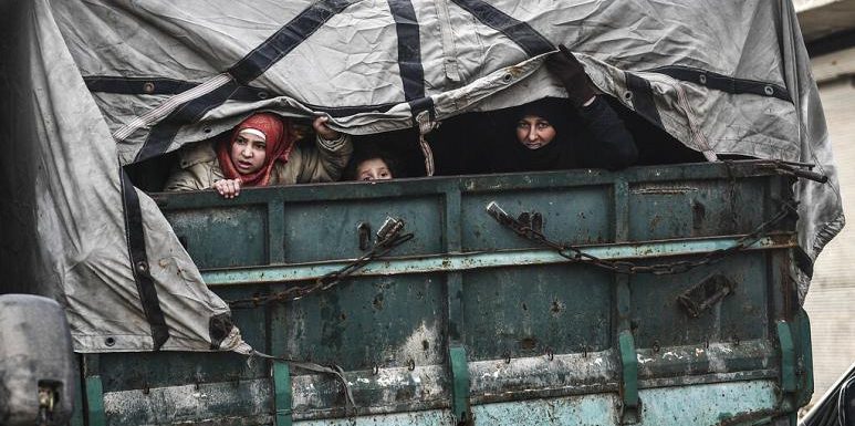Les réfugiés syriens piégés sous les bombardements à la frontière turque