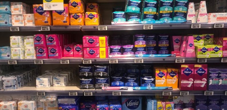 Le gouvernement expérimente la distribution de protections périodiques gratuites pour les femmes précaires