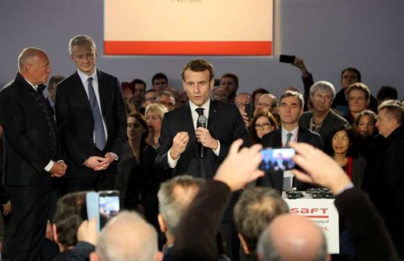 Emmanuel Macron peine à être audible sur sa politique économique