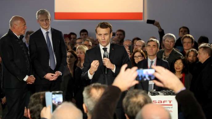 Emmanuel Macron peine à être audible sur sa politique économique