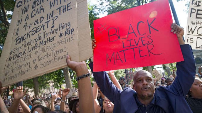 Aux Etats-Unis, les policiers blancs utilisent plus leur arme que les noirs, selon une étude